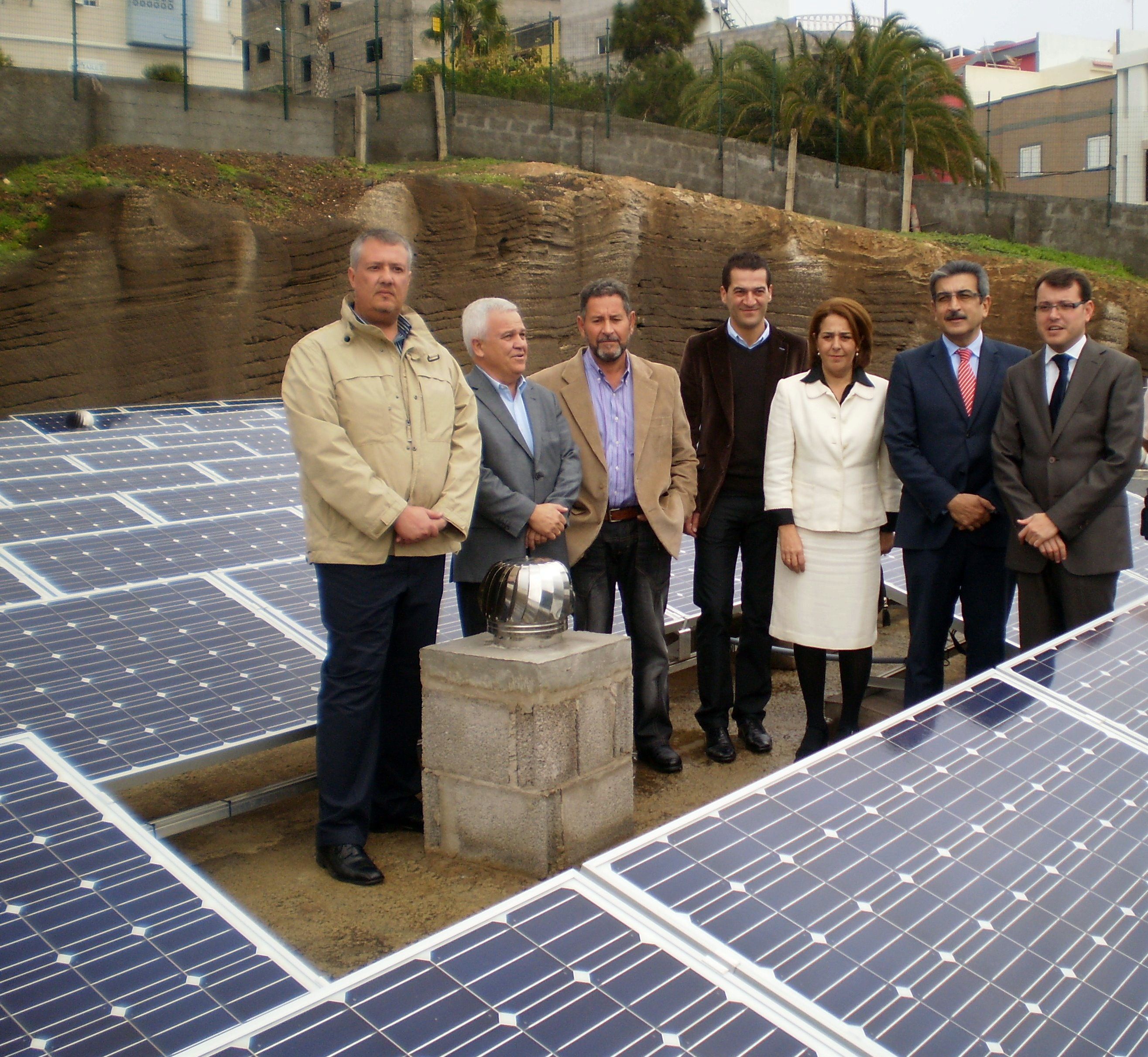 Momento de la inauguración de las placas solares ubicadas en el depósito de aguas de La Montaña.